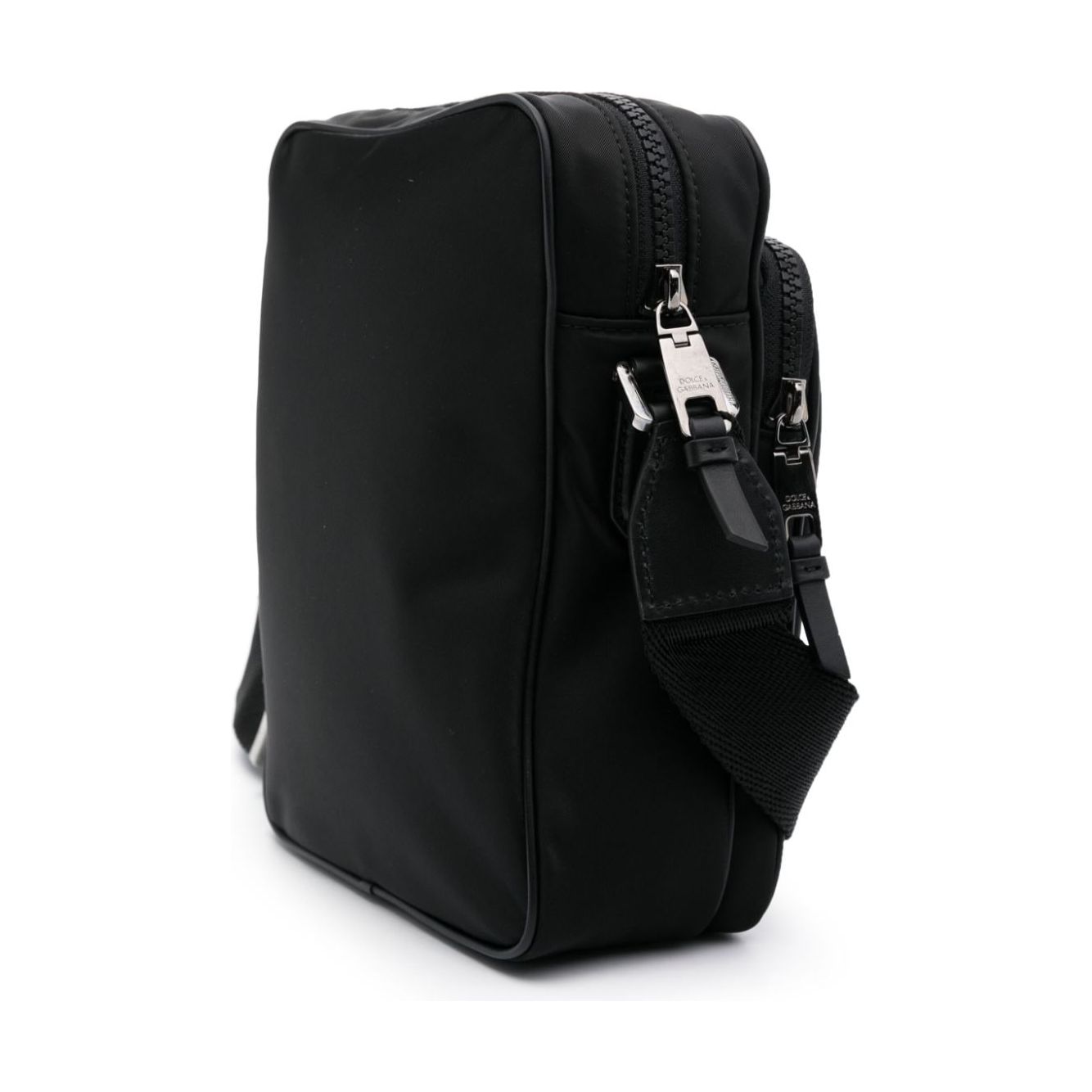 Front view with bag zipped and handles upright.