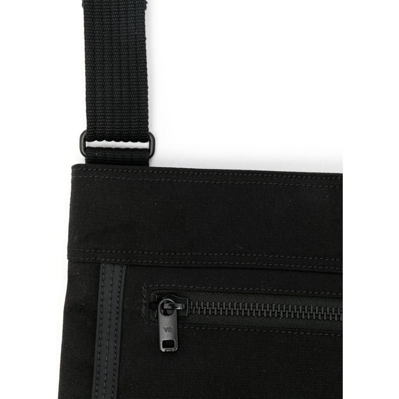 Front view with bag zipped and handles upright.