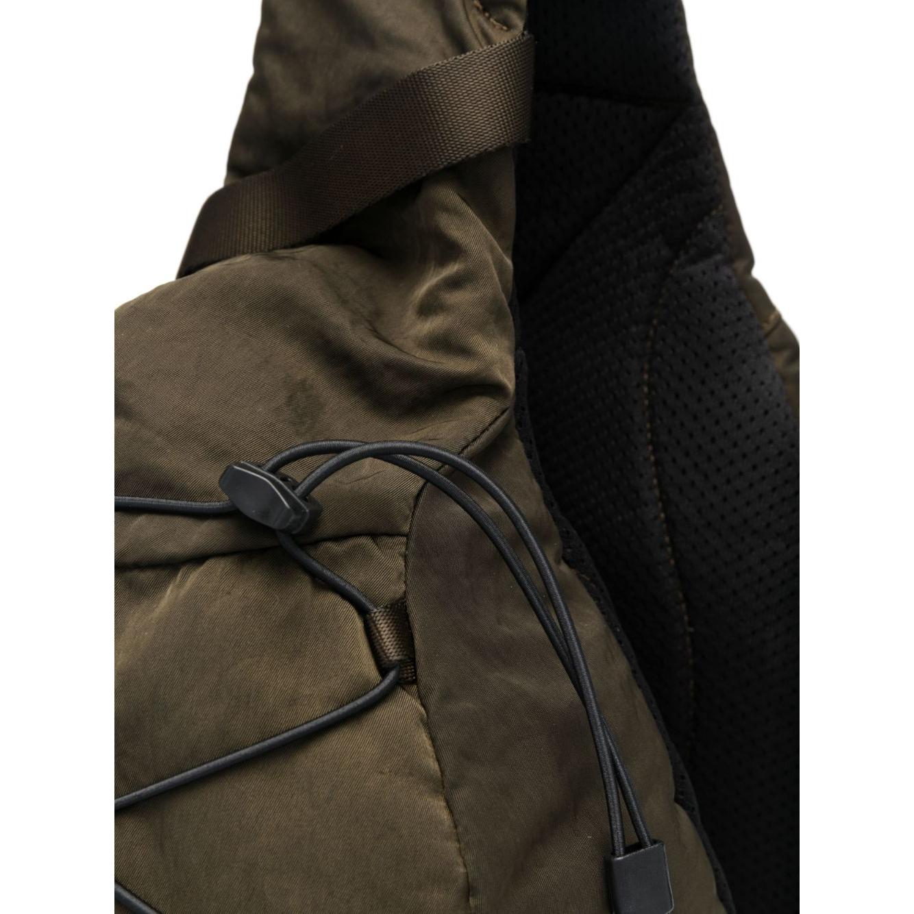 Front view with bag zipped and handles upright.