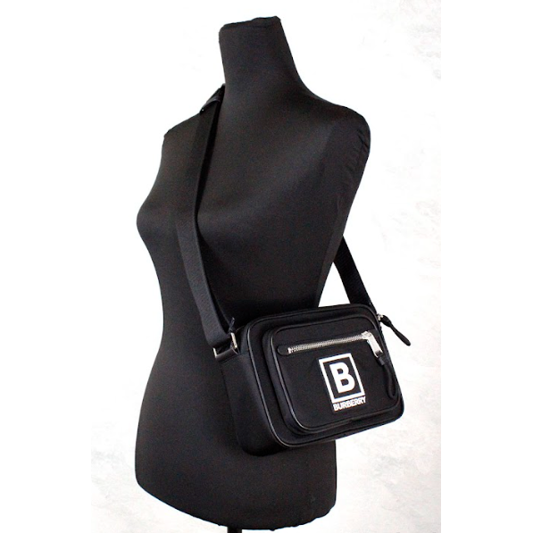 Front view with bag zipped and handles upright.